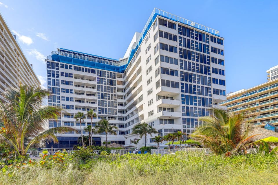 Steps to Sand! 10th-Floor Ocean Manor Unit w/ Pool House in Fort Lauderdale