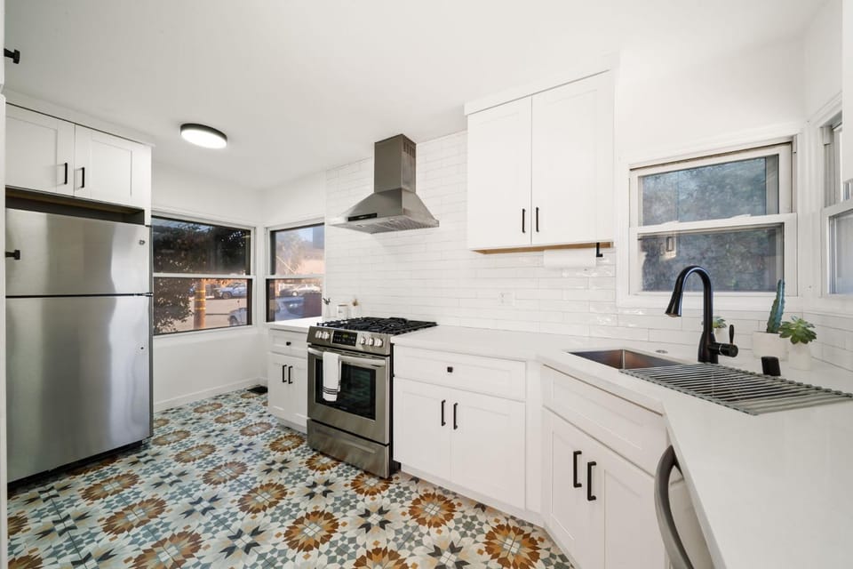 Little Italy Delight 3 bedroom backyard parking House in San Diego