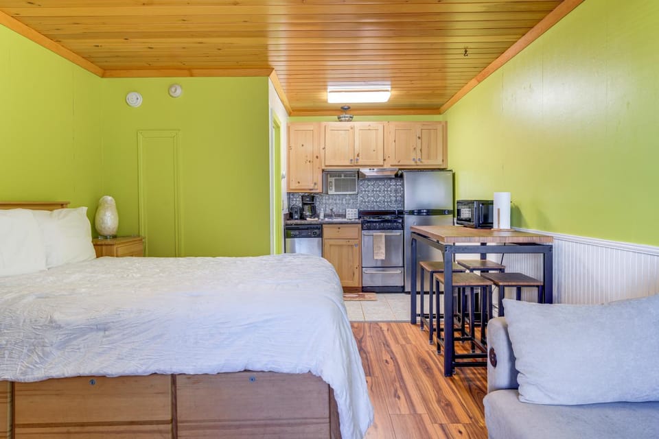 Right on the Beach! OOB Studio Half-Mi to the Pier Apartment in Old Orchard Beach
