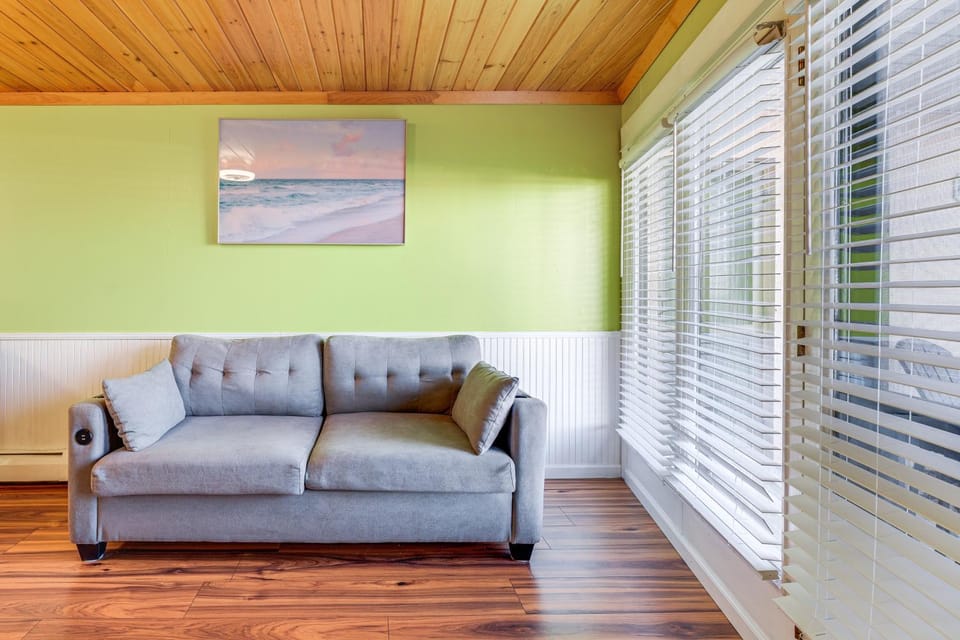 Right on the Beach! OOB Studio Half-Mi to the Pier Apartment in Old Orchard Beach