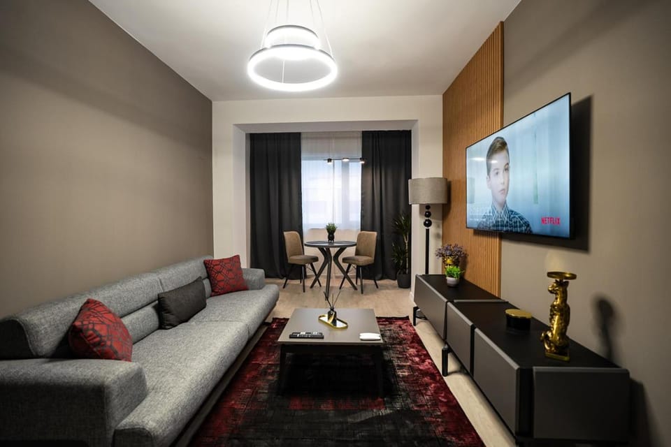 TV and multimedia, Living room, Seating area, Dining area
