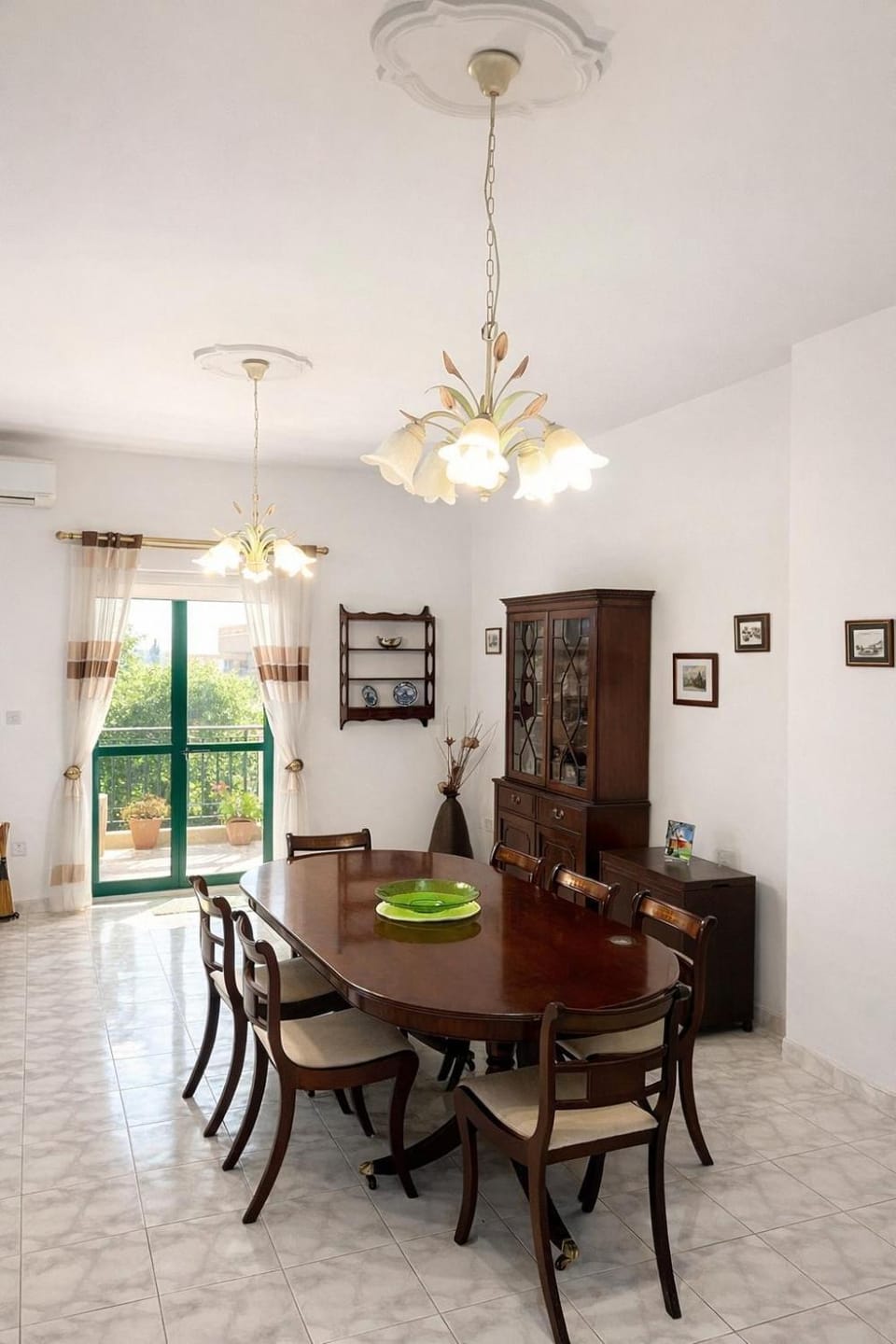 Living room, Seating area, Dining area, fireplace