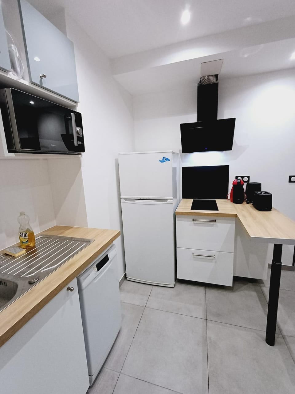 Kitchen or kitchenette, Lounge or bar, stove