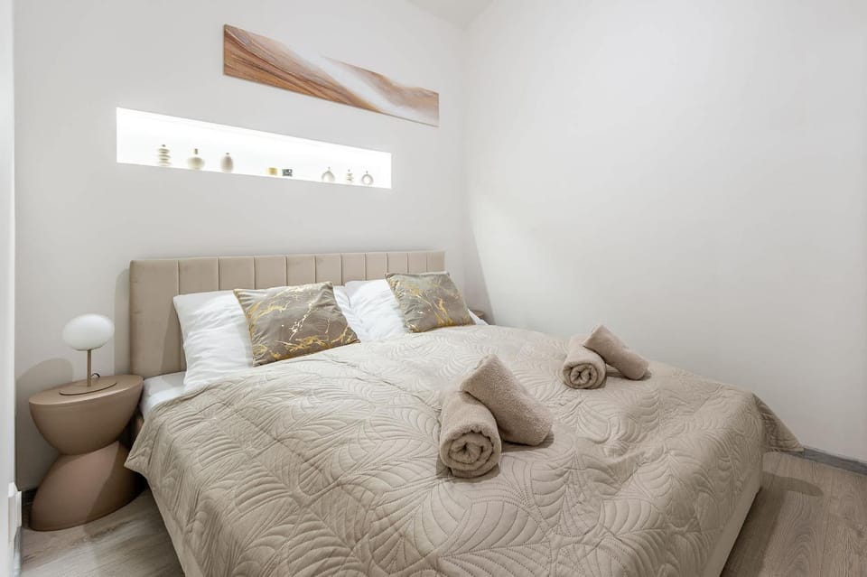 Bed, Bedroom, towels