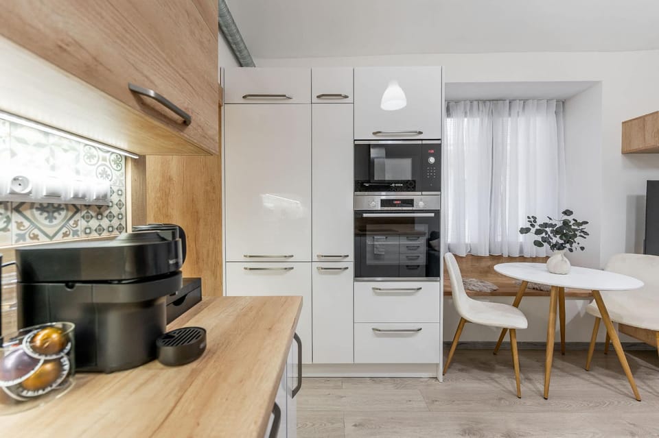 Coffee/tea facilities, Kitchen or kitchenette, Seating area, Dining area, oven, stove