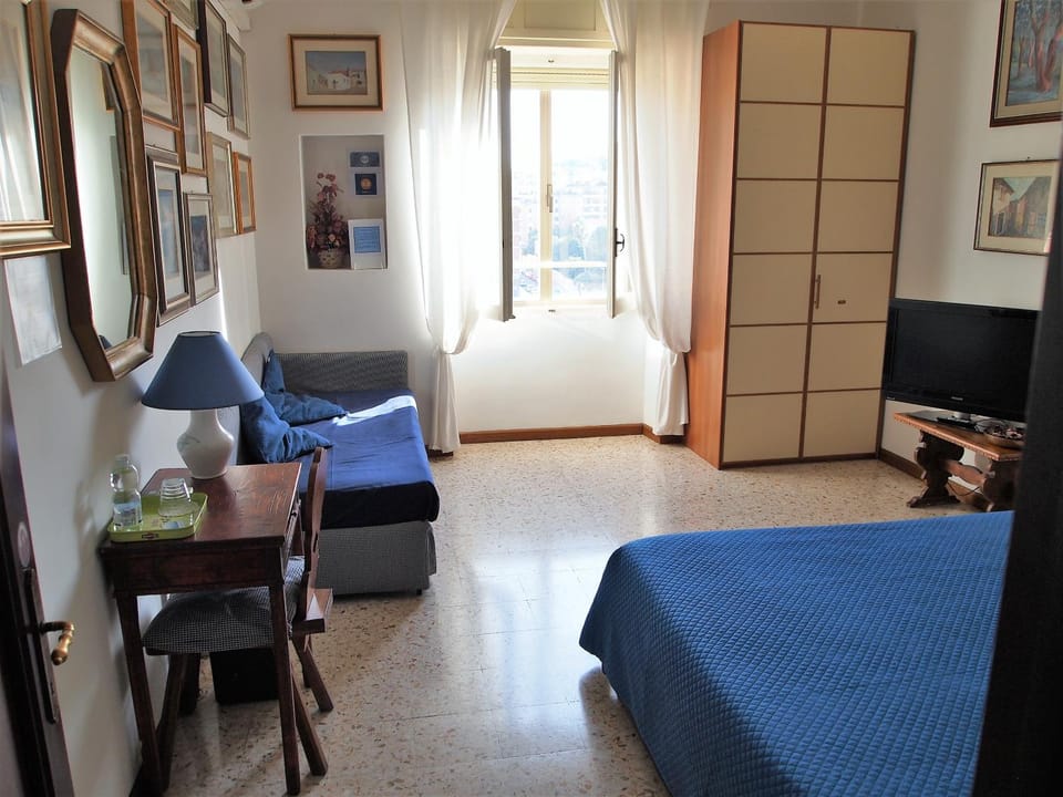 Bedroom, City view, City view