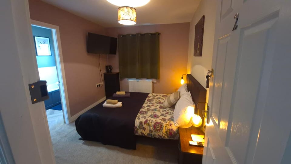 Bed, TV and multimedia, Photo of the whole room, Bedroom, towels, wardrobe