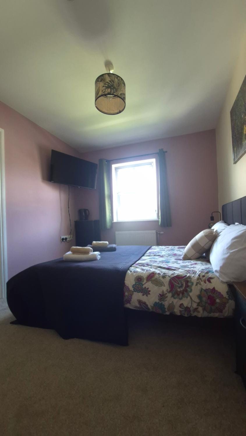 Bed, TV and multimedia, Bedroom, towels