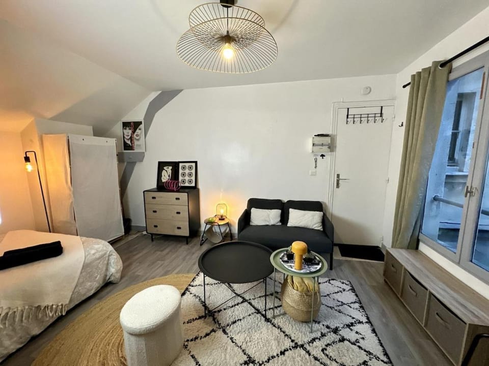 Bedroom, internet