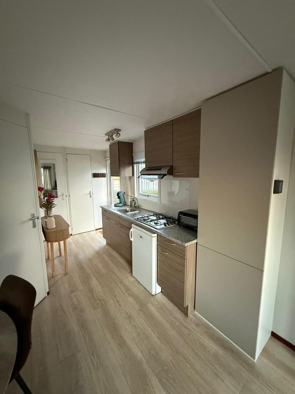 Kitchen or kitchenette, minibar, stove