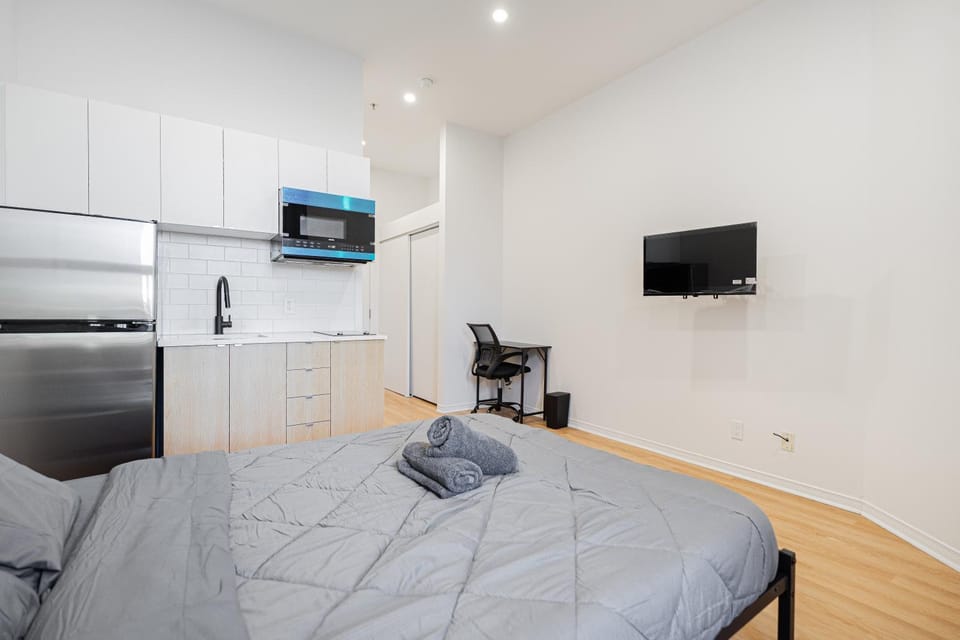 Studio Chaleureux avec parking près du métro et avec parking au centre ville Montréal Apartment in Laval