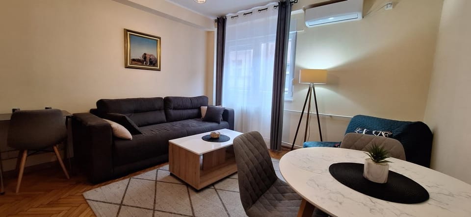 Photo of the whole room, air conditioner