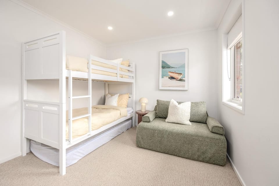 5 min walk to beach, 5 min drive to shops House in Melbourne