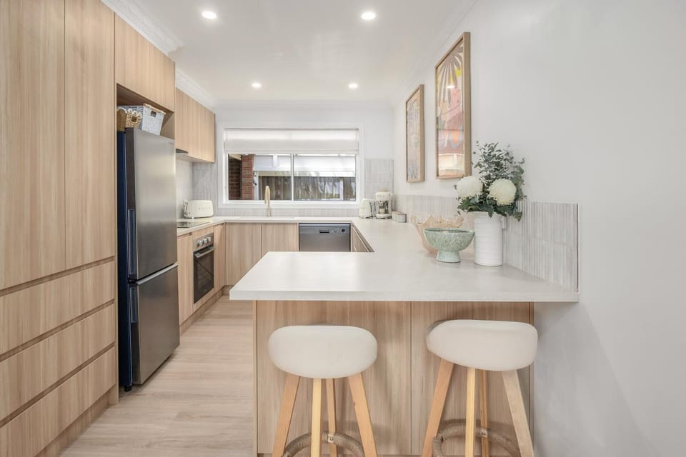 5 min walk to beach, 5 min drive to shops House in Melbourne