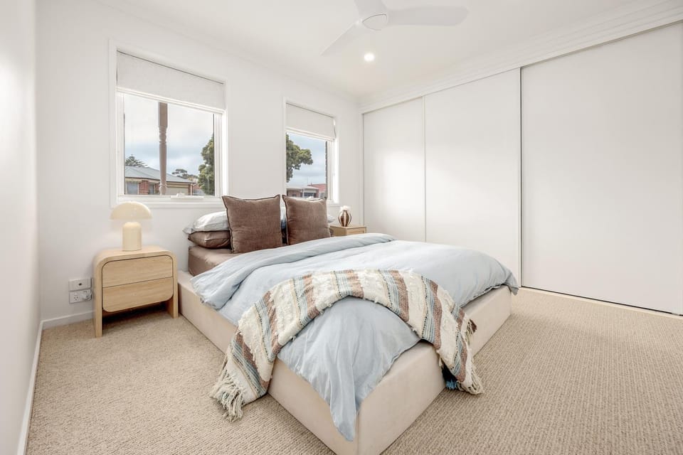 5 min walk to beach, 5 min drive to shops House in Melbourne