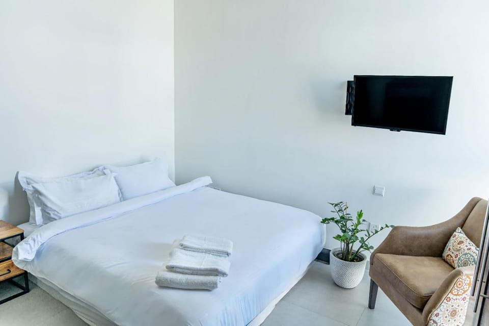 Bed, Photo of the whole room, towels