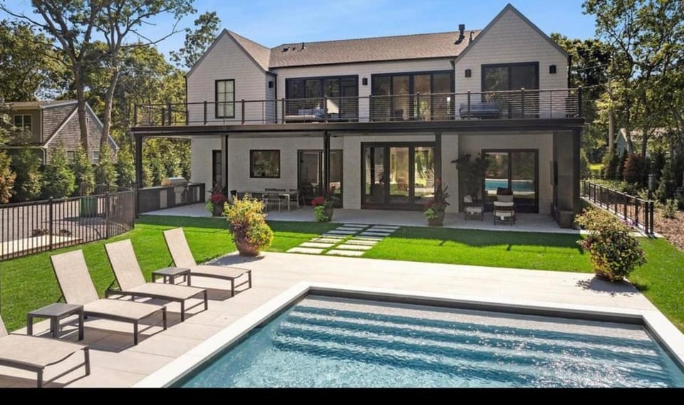 East Hamptons Modern 8 Bedroom New Construction House in The Hamptons
