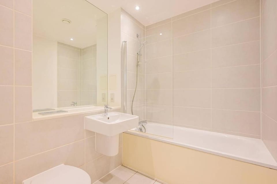 Beautiful and bright 2 bedroom flat with balcony Apartment in London