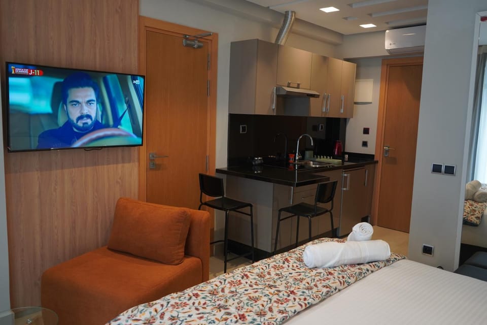 Bed, TV and multimedia, Kitchen or kitchenette, towels