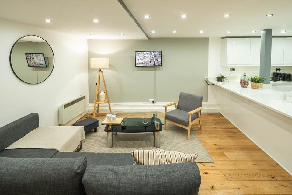 TV and multimedia, Kitchen or kitchenette, Living room, Seating area, Dining area