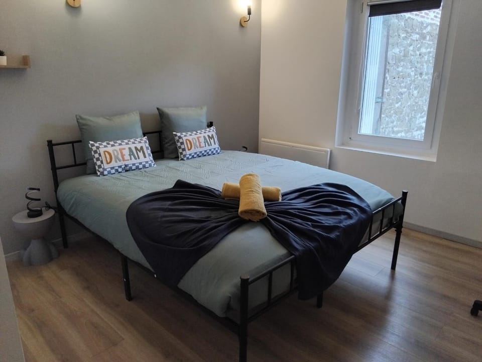 Bed, Photo of the whole room, Bedroom, towels