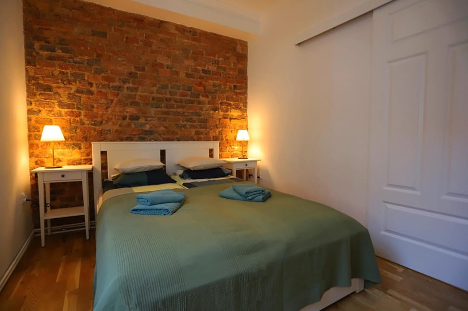 Bed, Bedroom, towels