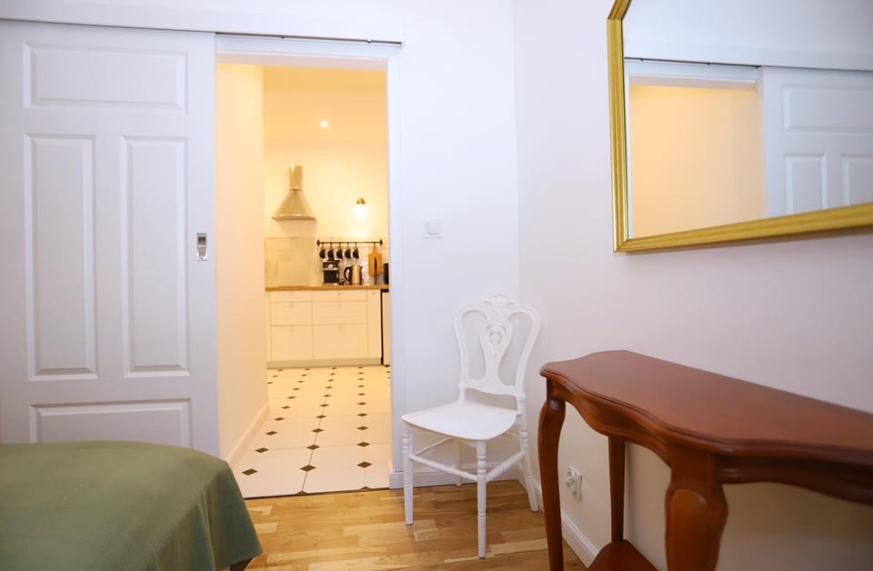 Bedroom, kitchen