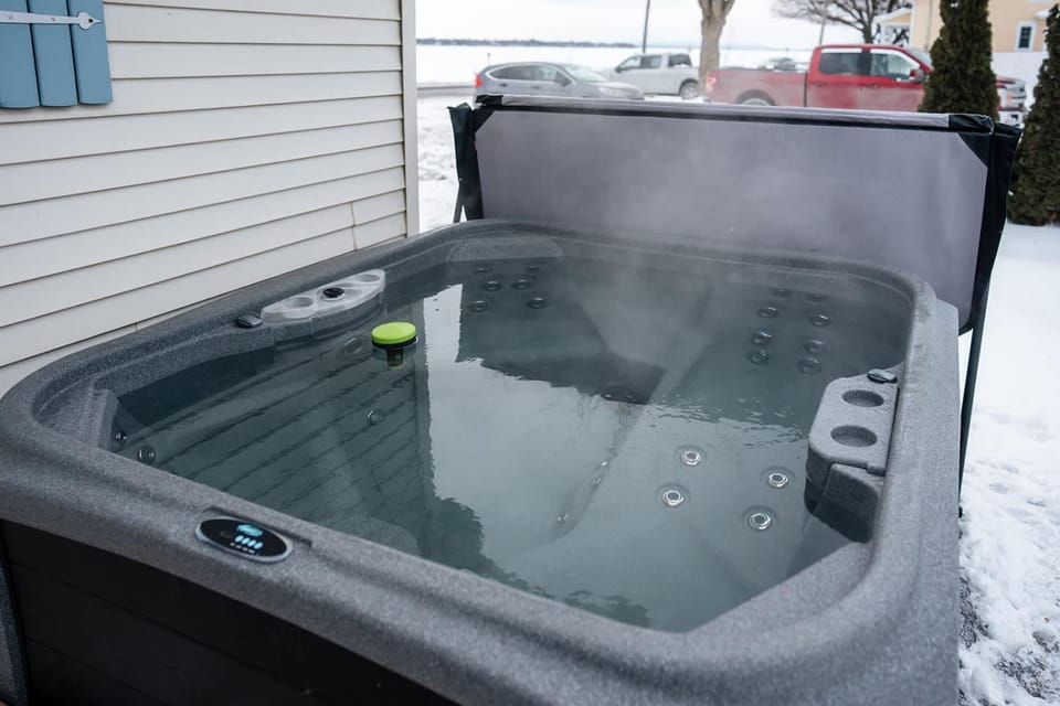 Le Repere du Lac - Lake View Access & Spa Chalet in Lake Champlain