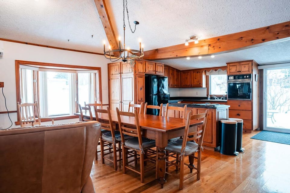 Le Repere du Lac - Lake View Access & Spa Chalet in Lake Champlain