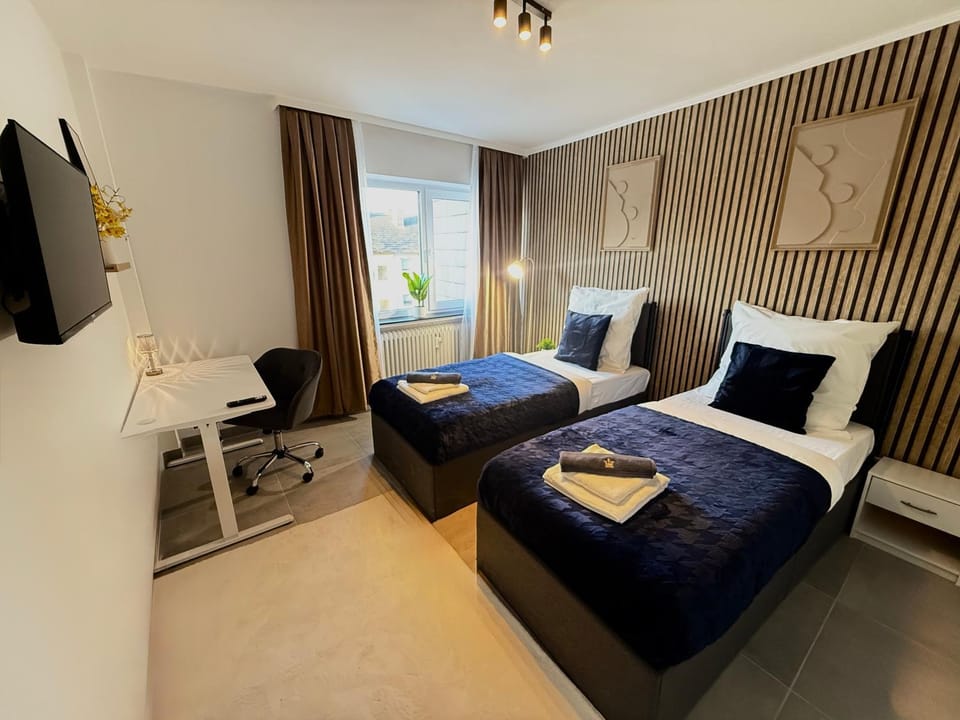 Bed, TV and multimedia, Seating area, Bedroom, towels