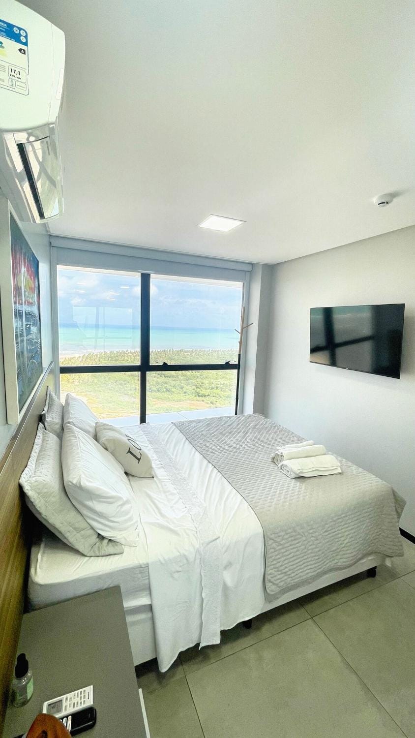 Bed, TV and multimedia, Photo of the whole room, Bedroom, towels, air conditioner