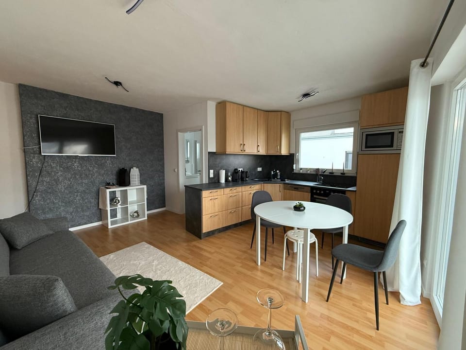 TV and multimedia, Kitchen or kitchenette, Living room, Seating area, Dining area, dishwasher, oven, stove