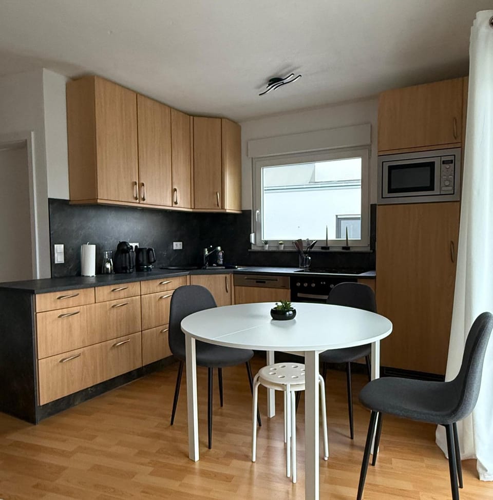 Coffee/tea facilities, Kitchen or kitchenette, Dining area, dishwasher, oven, stove