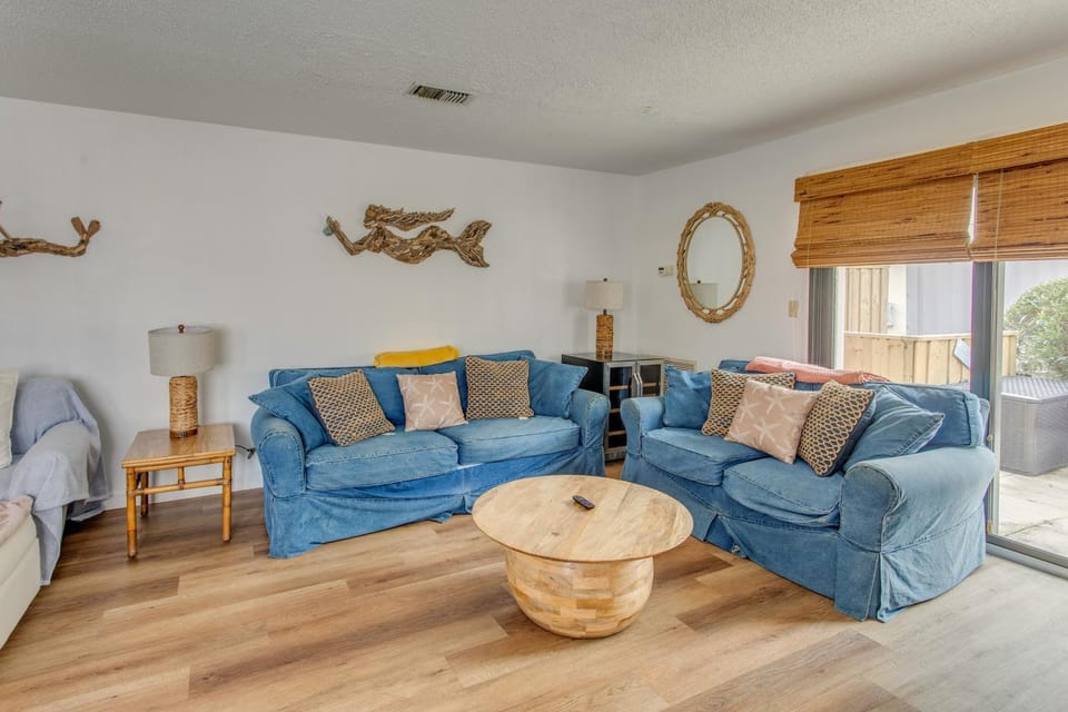 Golf, Explore & Walk to Shore! Myrtle Beach Unit House in Myrtle Beach
