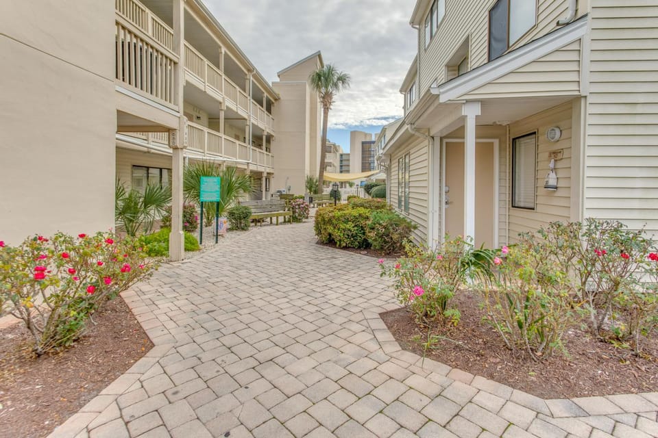 Golf, Explore & Walk to Shore! Myrtle Beach Unit House in Myrtle Beach