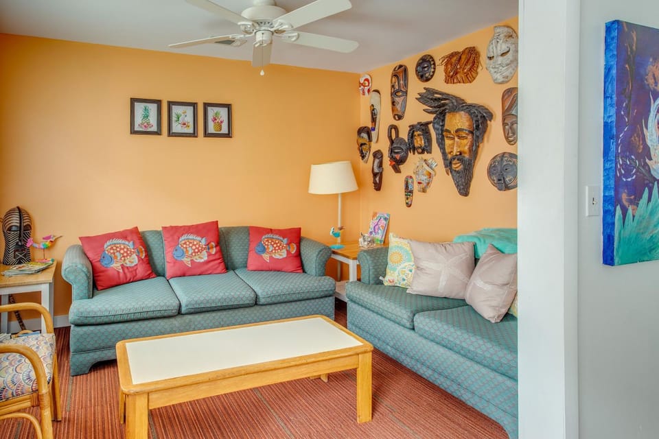 Golf, Explore & Walk to Shore! Myrtle Beach Unit House in Myrtle Beach