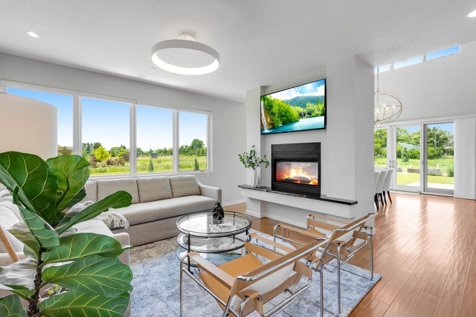 TV and multimedia, Living room, Seating area, fireplace