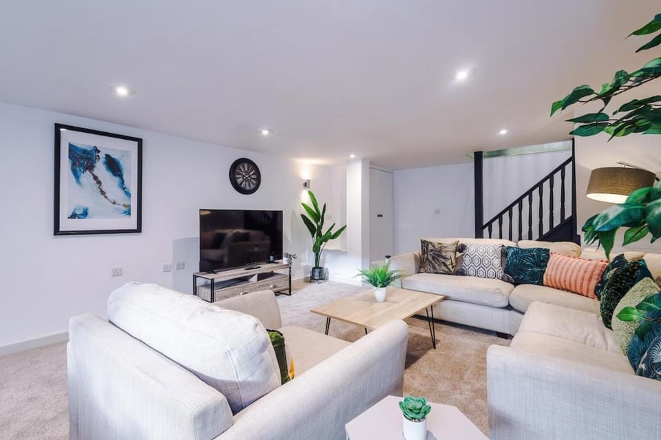 Spa Lodge - Stunning 3Bed Oasis, Driveway Parking, Garden House in Royal Leamington Spa