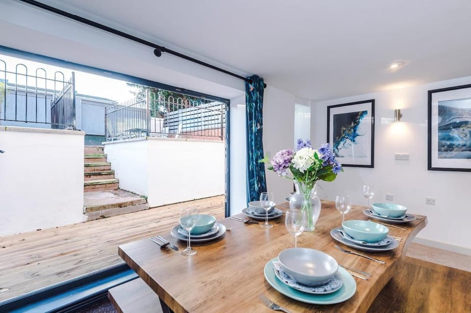 Spa Lodge - Stunning 3Bed Oasis, Driveway Parking, Garden House in Royal Leamington Spa