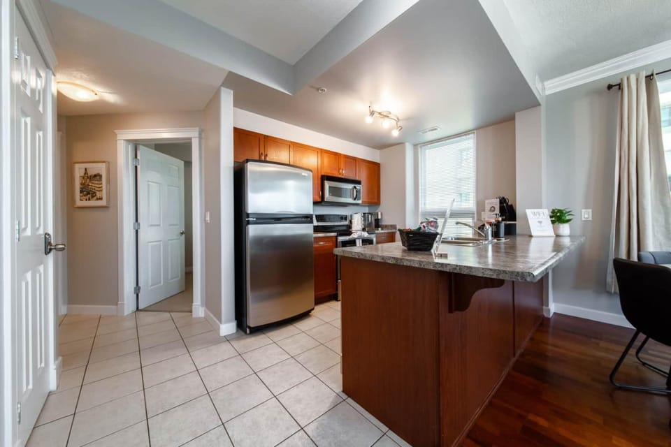 Chic Downtown Suite w/ AC & Parking | Near Rogers Apartment in Edmonton