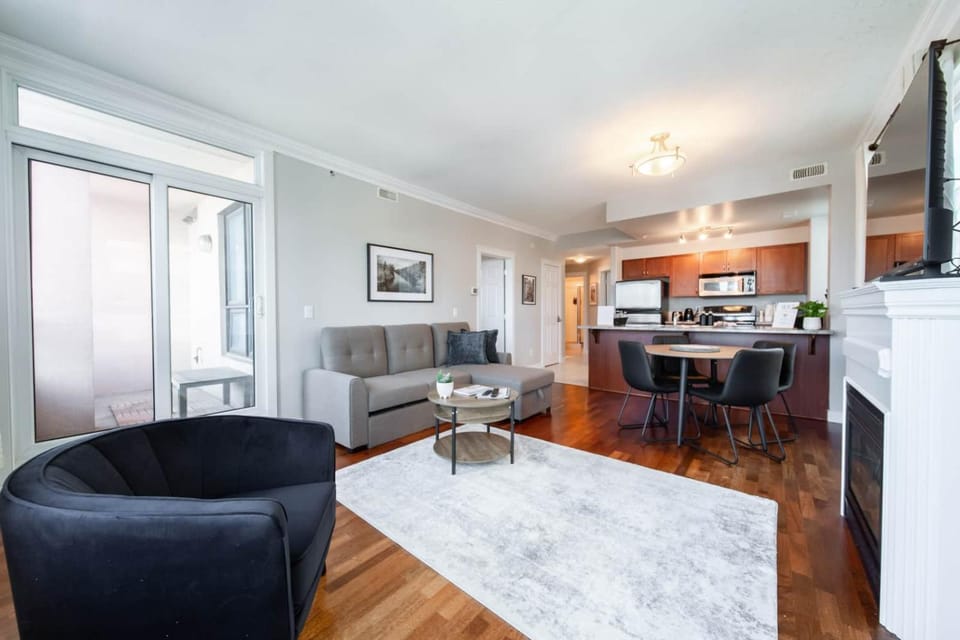Chic Downtown Suite w/ AC & Parking | Near Rogers Apartment in Edmonton