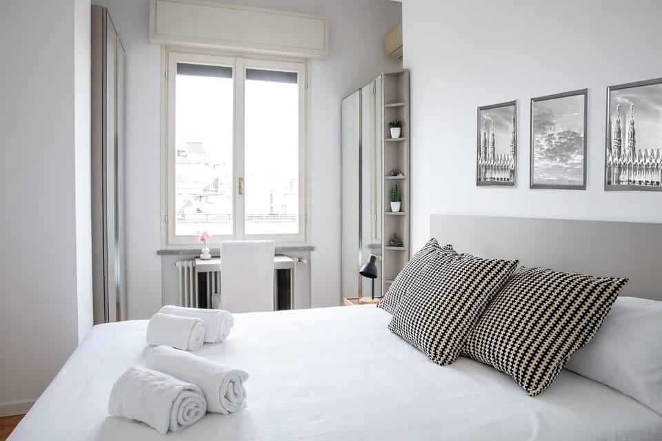 Photo of the whole room, Bedroom