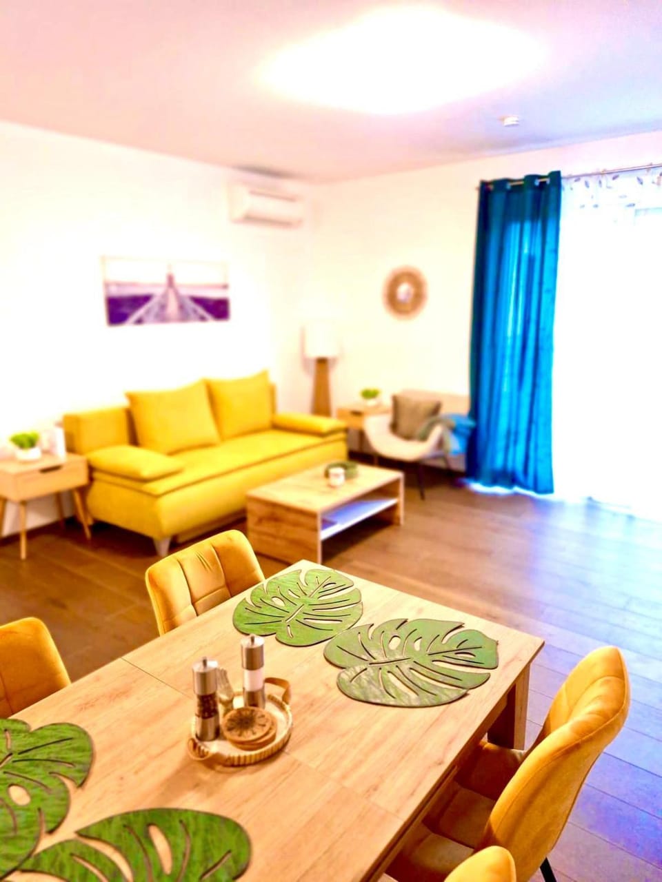 Living room, Business facilities, Dining area, Food, Food, Lunch, Dinner, Dinner