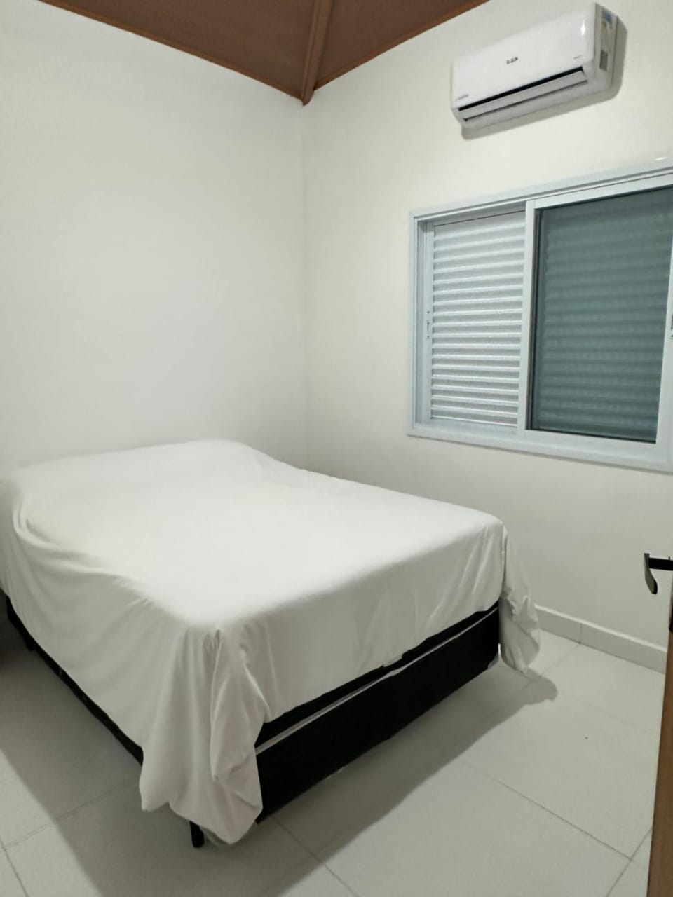 Bed, Photo of the whole room, Bedroom, air conditioner
