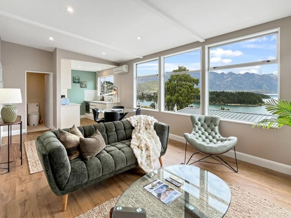 Chic Central Queenstown Retreat- Newly Renovated Apartment in Queenstown