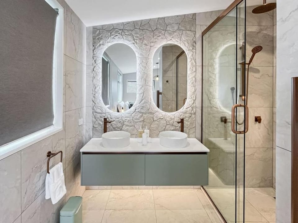 Chic Central Queenstown Retreat- Newly Renovated Apartment in Queenstown