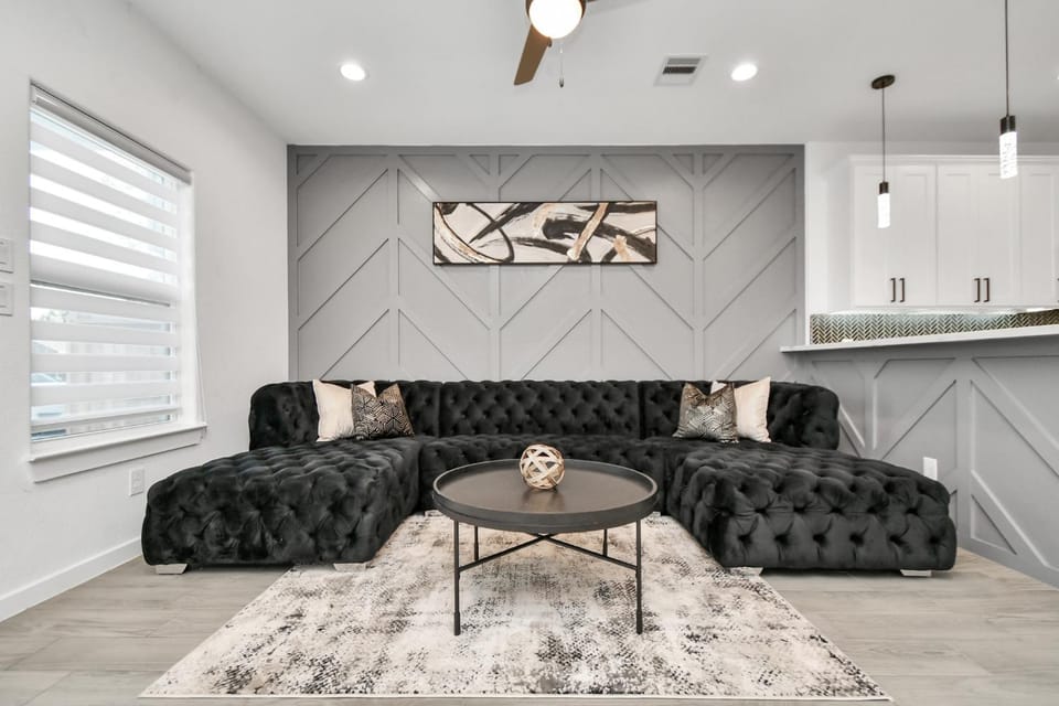 NEW! Grand Luxé Retreat - Modern Luxury - Gated - Free Parking - Near Med Center & NRG House in Houston