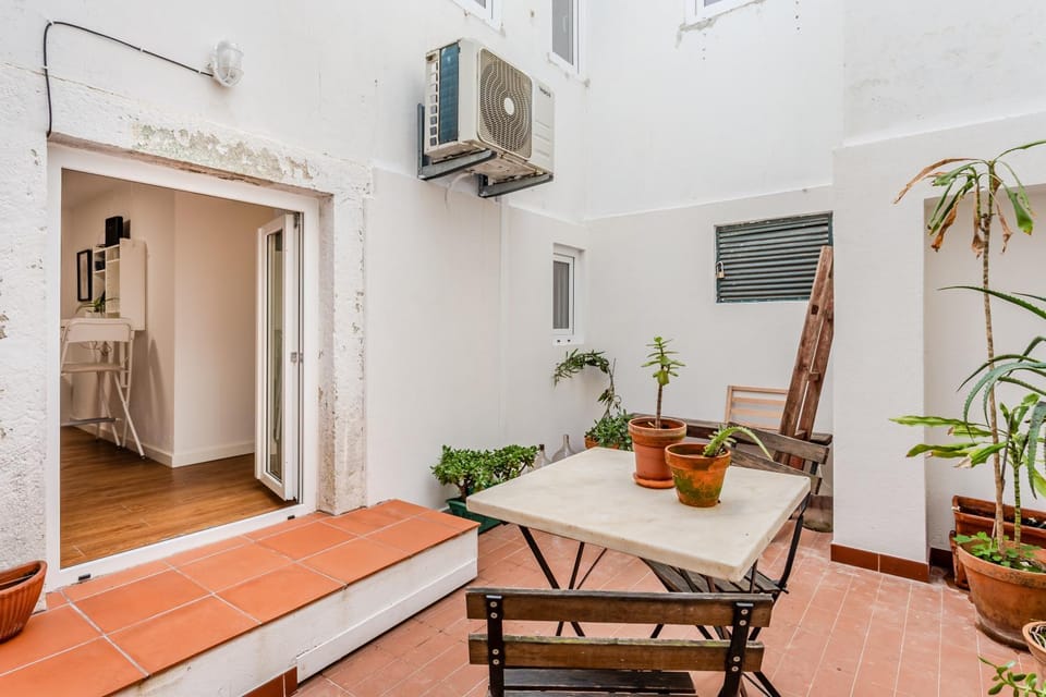 Alfama Pateo Studio Apartment in Lisbon
