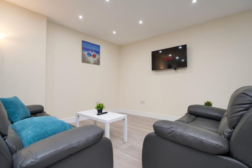 Spacious 4Bed Coventry Home with Parking & Garden House in Coventry