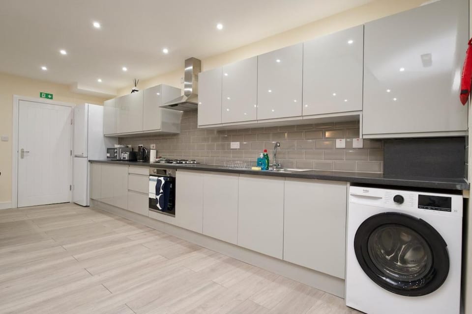 Spacious 4Bed Coventry Home with Parking & Garden House in Coventry